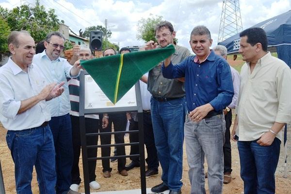 Governador e prefeito inauguram pavimentação de ruas e avenidas da cidade
