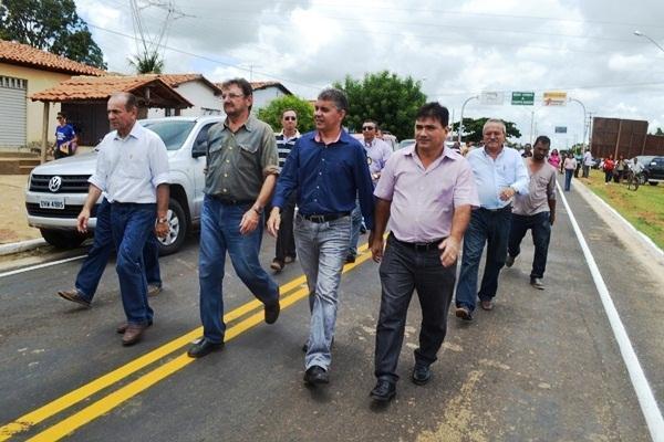 Governador e prefeito inauguram pavimentação de ruas e avenidas da cidade - Imagem 4