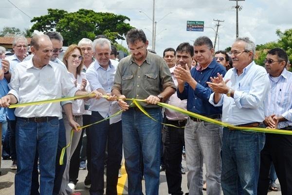 Governador e prefeito inauguram pavimentação de ruas e avenidas da cidade - Imagem 1