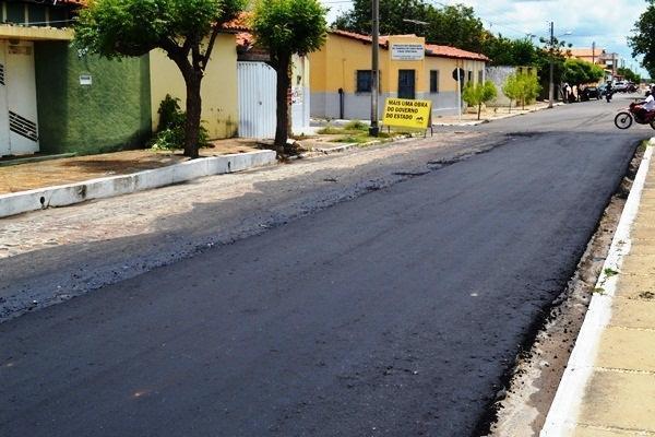 Governador e prefeito inauguram pavimentação de ruas e avenidas da cidade - Imagem 2