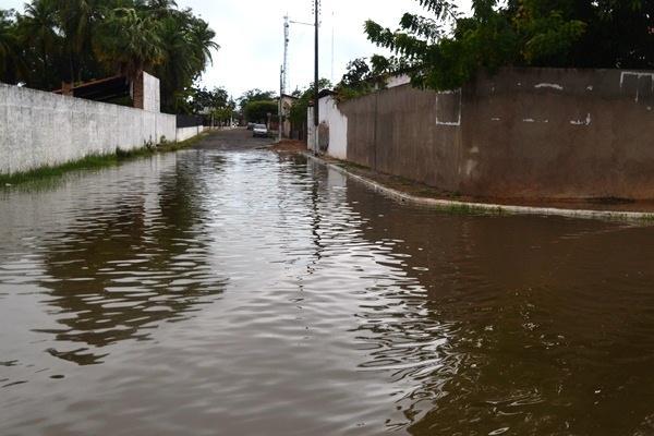 Com fortes chuvas água do açude transborda e invade ruas - Imagem 5