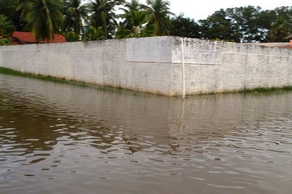 Com fortes chuvas água do açude transborda e invade ruas - Imagem 4