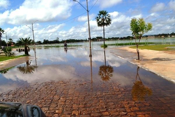 Com fortes chuvas água do açude transborda e invade ruas - Imagem 2