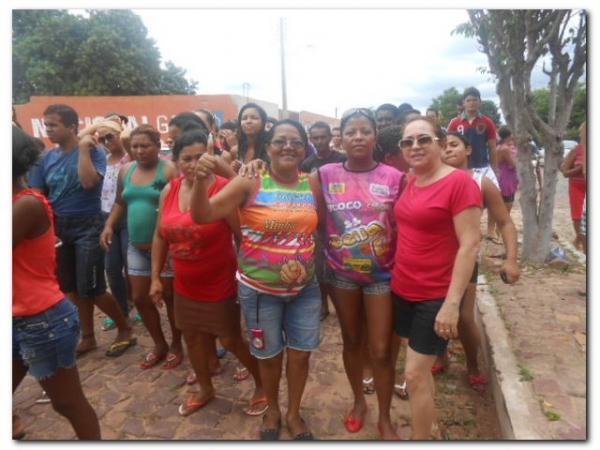 Bloco do Ferro Velho “Vai Quem Quer” arrasta multidão pelas ruas de Inhuma - Imagem 7