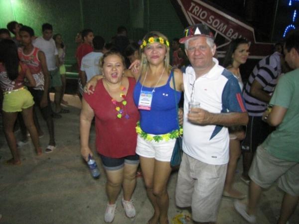 Mais de quatro mil foliões participaram na segunda noite de carnaval em Miguel Alves - Imagem 12