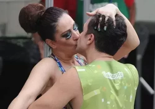 Claudia Raia e Jarbas Homem trocam beijos quentes na Sapucaí