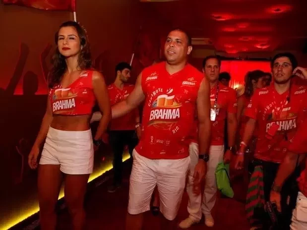 Ronaldo vai à Sapucaí com noiva, mas curte seu Carnaval sozinho