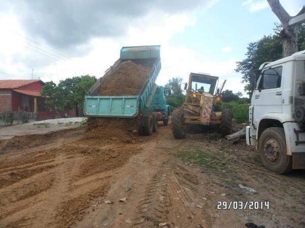 Prefeito Zé Resende visita obra de recuperação da estrada do Mato Seco.  - Imagem 2