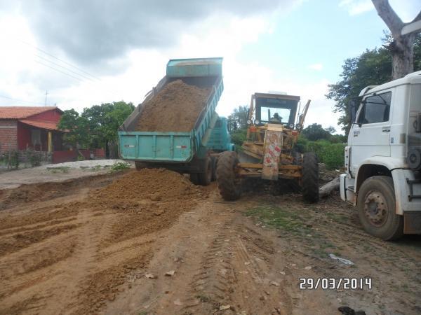 Prefeito Zé Resende visita obra de recuperação da estrada do Mato Seco.  - Imagem 1