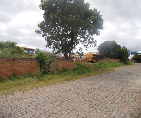 Parte de muro de escola e garagem municipal estão no chão há mais de 4 meses - Imagem 1