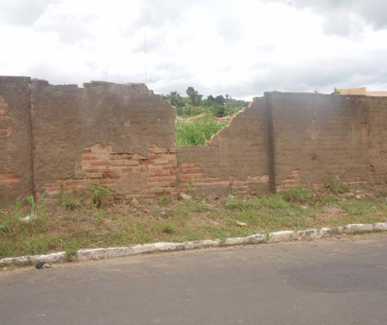 Parte de muro de escola e garagem municipal estão no chão há mais de 4 meses - Imagem 6