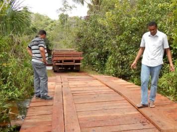 Vice - prefeito e secretário Jeú Brandão visitam obra da Ponte na Localidade Água Branca