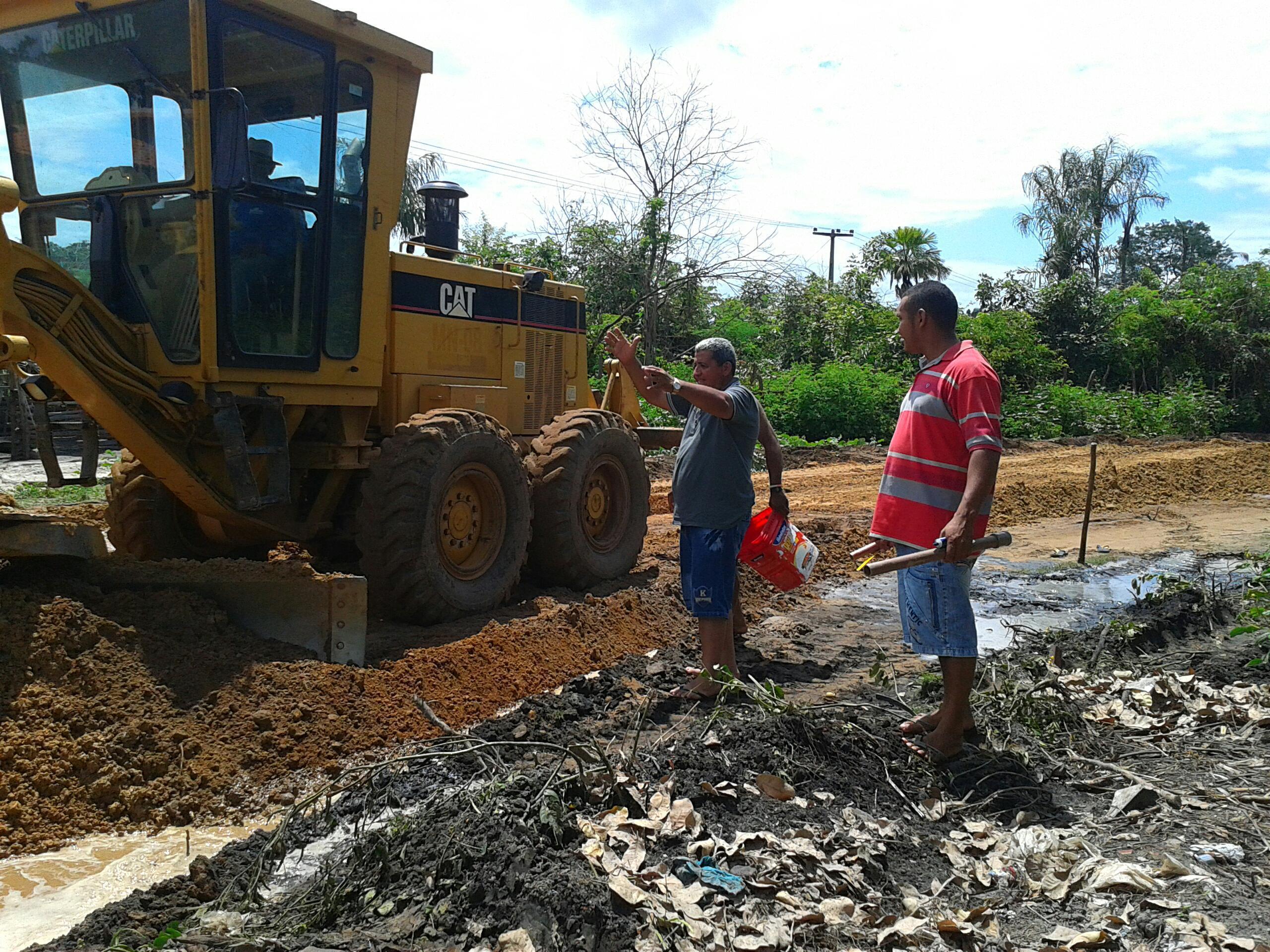 Prefeito Zé Resende visita obra de recuperação da estrada do Mato Seco. 