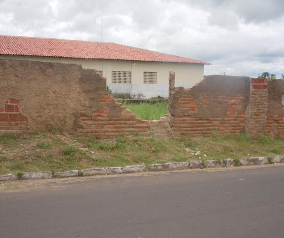 Parte de muro de escola e garagem municipal estão no chão há mais de 4 meses - Imagem 5