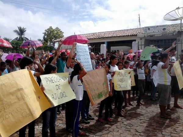 Manifestação pede reforma da Escola João Francisco que está caindo - Imagem 2
