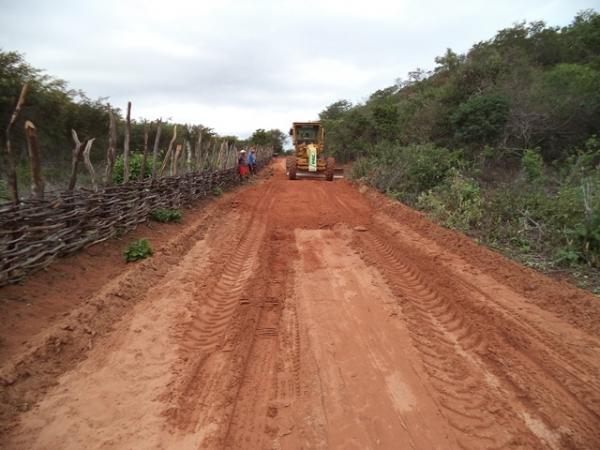 Vera Mendes: Prefeitura segue firme construindo novas estradas e realiza antigo sonho de moradores. - Imagem 5