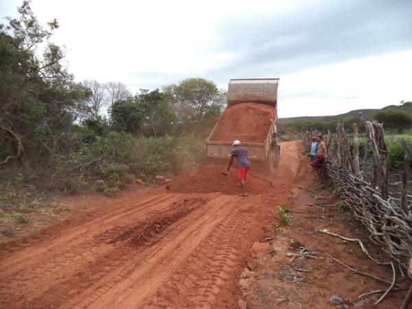 Vera Mendes: Prefeitura segue firme construindo novas estradas e realiza antigo sonho de moradores. - Imagem 8