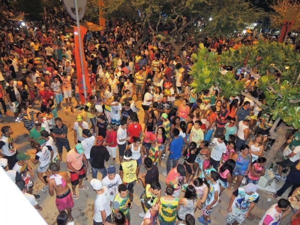 Bandas levam o público à praça na segunda feira de carnaval - Imagem 6