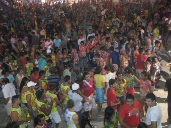  Mesmo cansados, foliões agitaram ao som da banda Dona Chica da Bahia em Miguel Alves - Imagem 11