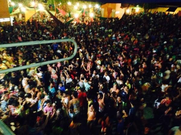  Mesmo cansados, foliões agitaram ao som da banda Dona Chica da Bahia em Miguel Alves - Imagem 3