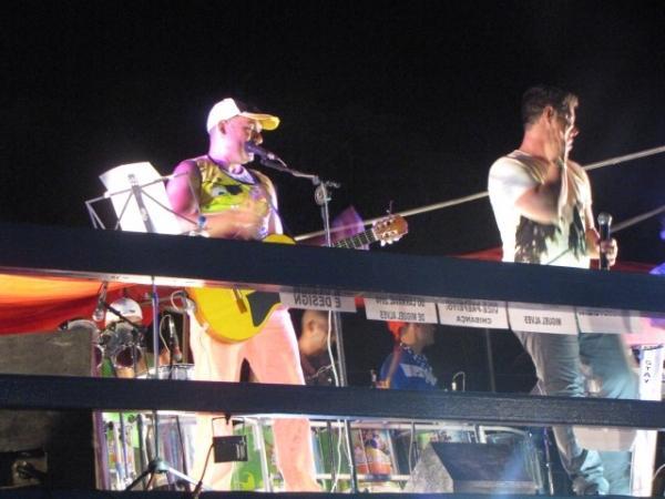  Mesmo cansados, foliões agitaram ao som da banda Dona Chica da Bahia em Miguel Alves - Imagem 9