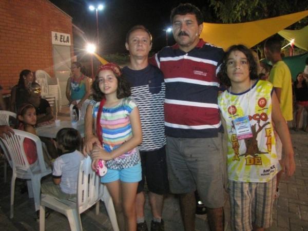  Mesmo cansados, foliões agitaram ao som da banda Dona Chica da Bahia em Miguel Alves - Imagem 18