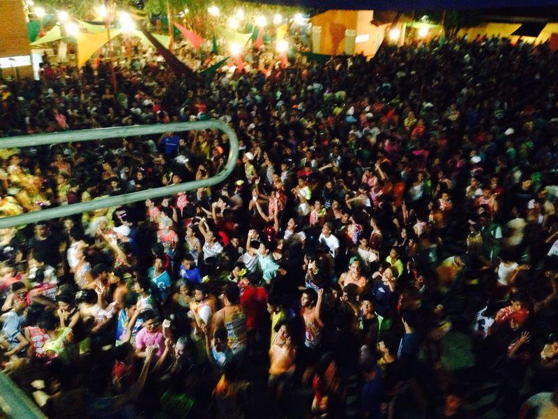  Mesmo cansados, foliões agitaram ao som da banda Dona Chica da Bahia em Miguel Alves