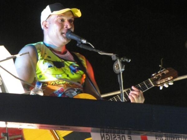  Mesmo cansados, foliões agitaram ao som da banda Dona Chica da Bahia em Miguel Alves - Imagem 8