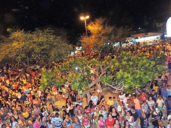 Bandas levam o público à praça na segunda feira de carnaval - Imagem 1