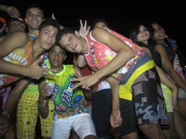  Mesmo cansados, foliões agitaram ao som da banda Dona Chica da Bahia em Miguel Alves - Imagem 16