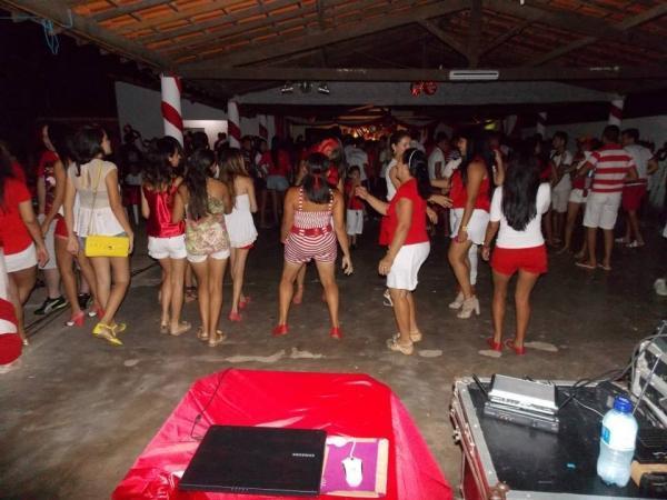 Carnaval de rua alegra foliões. - Imagem 1