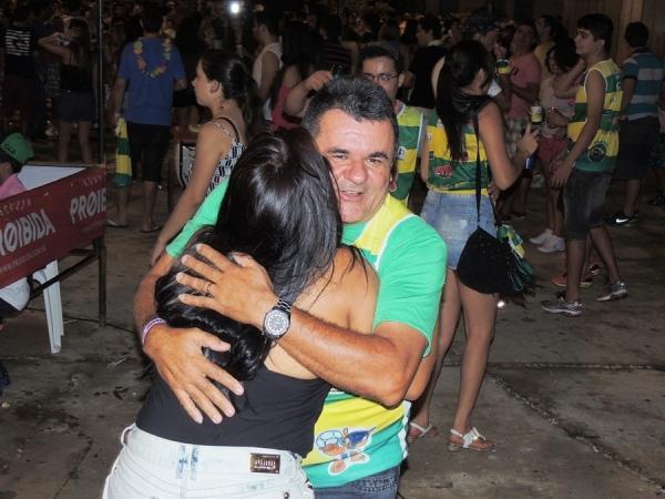 Prefeita Neuma Café se confraterniza com o povão na terça de carnaval - Imagem 100