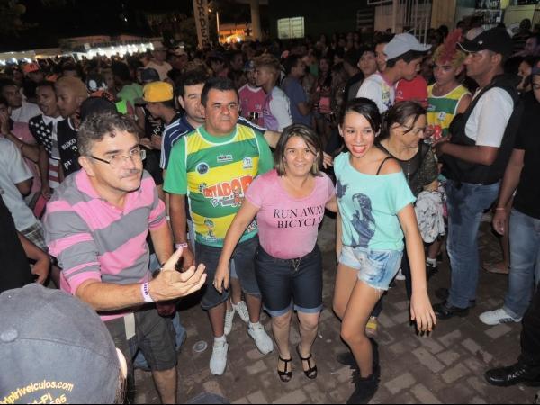 Prefeita Neuma Café se confraterniza com o povão na terça de carnaval - Imagem 20