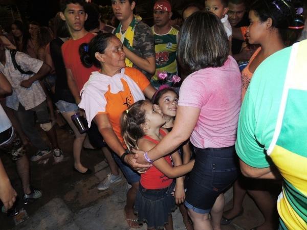 Prefeita Neuma Café se confraterniza com o povão na terça de carnaval - Imagem 41