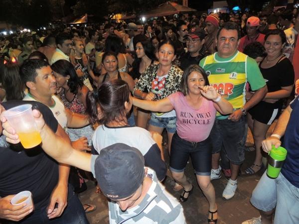 Prefeita Neuma Café se confraterniza com o povão na terça de carnaval - Imagem 31