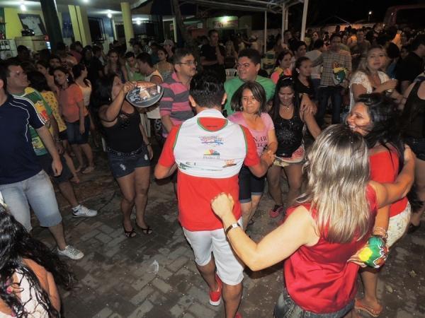 Prefeita Neuma Café se confraterniza com o povão na terça de carnaval - Imagem 8