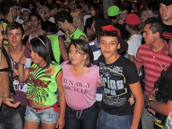 Prefeita Neuma Café se confraterniza com o povão na terça de carnaval - Imagem 30