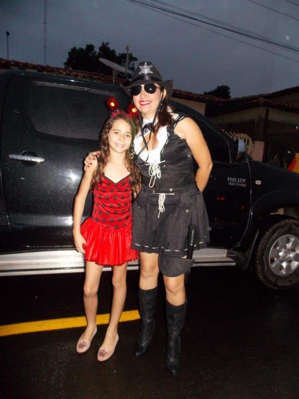 Carnaval de rua alegra foliões. - Imagem 7