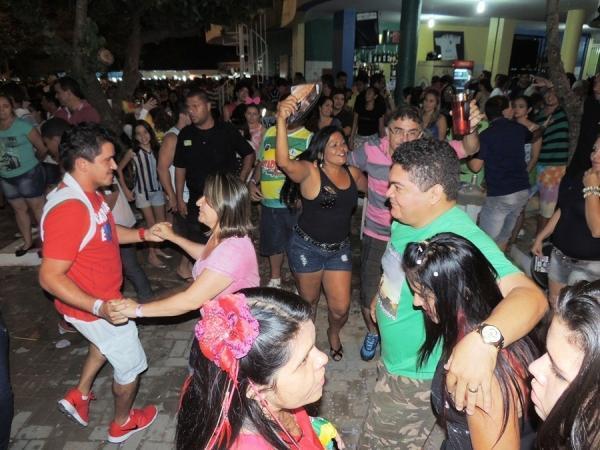 Prefeita Neuma Café se confraterniza com o povão na terça de carnaval - Imagem 4