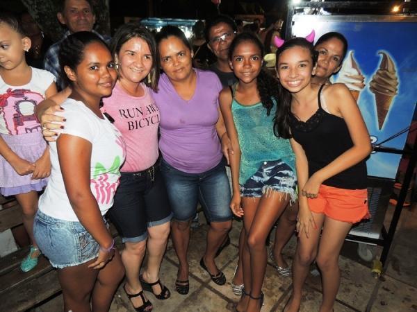 Prefeita Neuma Café se confraterniza com o povão na terça de carnaval - Imagem 53