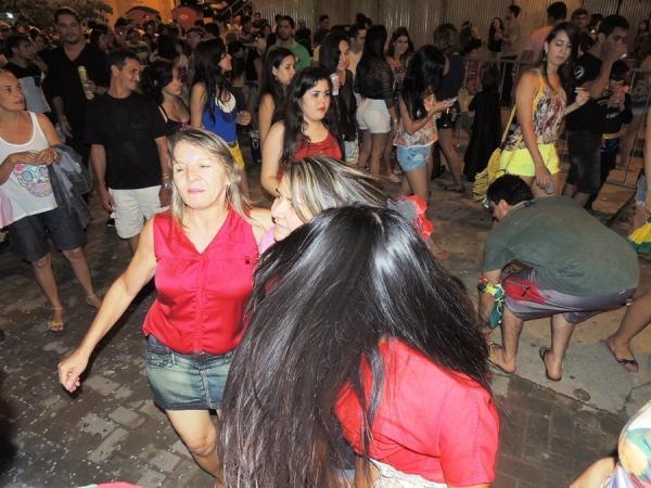 Prefeita Neuma Café se confraterniza com o povão na terça de carnaval - Imagem 10