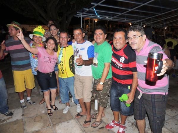 Prefeita Neuma Café se confraterniza com o povão na terça de carnaval - Imagem 12