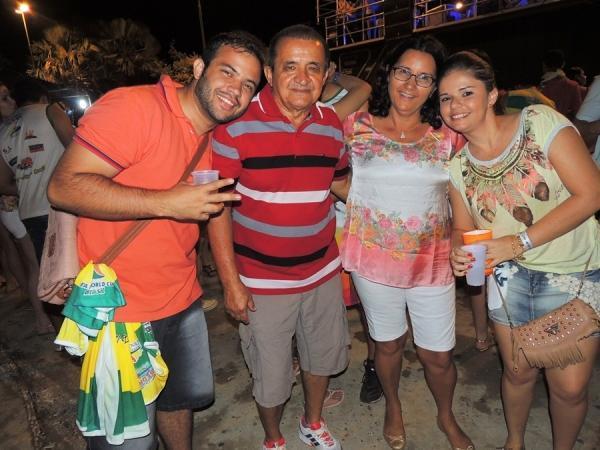 Prefeita Neuma Café se confraterniza com o povão na terça de carnaval - Imagem 102