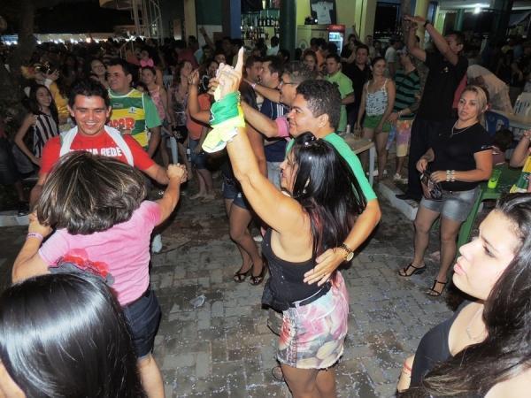 Prefeita Neuma Café se confraterniza com o povão na terça de carnaval - Imagem 5