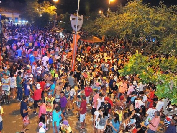 Prefeita Neuma Café se confraterniza com o povão na terça de carnaval - Imagem 63