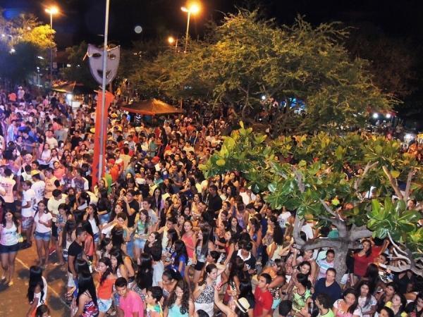 Prefeita Neuma Café se confraterniza com o povão na terça de carnaval - Imagem 56