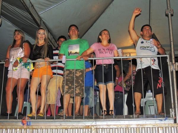 Prefeita Neuma Café se confraterniza com o povão na terça de carnaval - Imagem 86