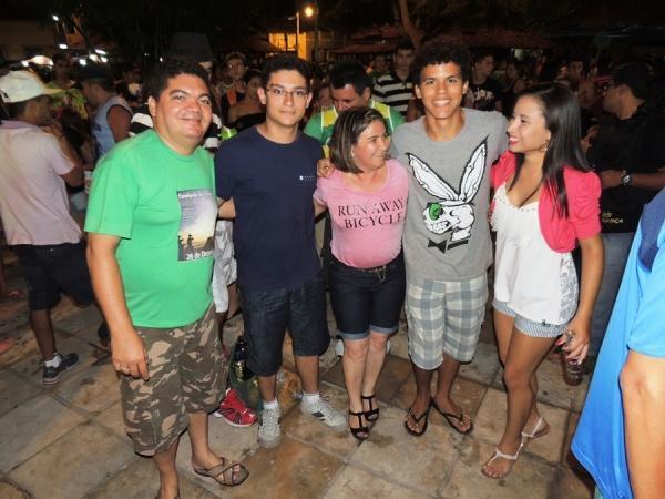 Prefeita Neuma Café se confraterniza com o povão na terça de carnaval - Imagem 44