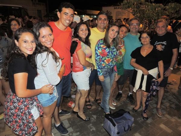 Prefeita Neuma Café se confraterniza com o povão na terça de carnaval - Imagem 95