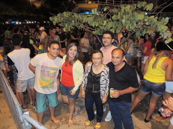 Prefeita Neuma Café se confraterniza com o povão na terça de carnaval - Imagem 103